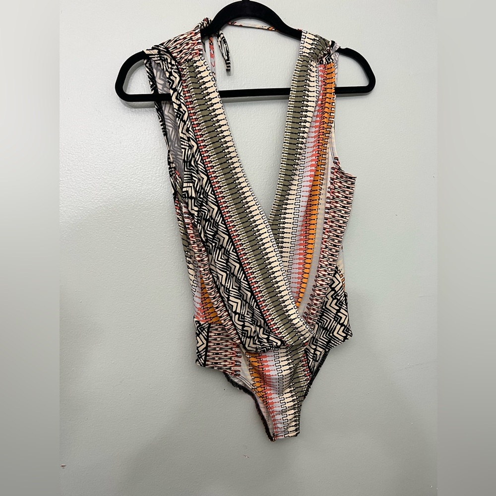 S BCBG fun deep v bodysuit with open back